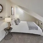 Host & - The Birds Nest Apartman