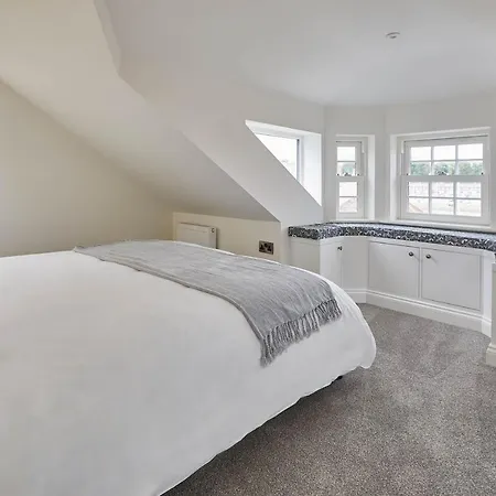 Host & - The Birds Nest