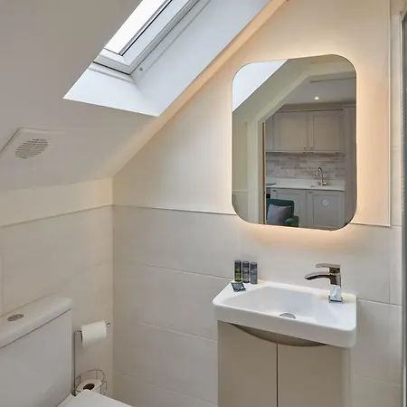 Host & - The Birds Nest דירה *