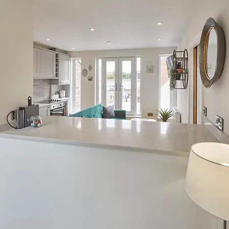 Host & - The Birds Nest *