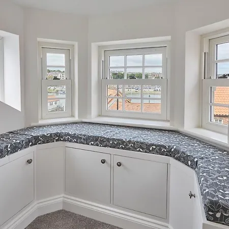 Host & - The Birds Nest Whitby