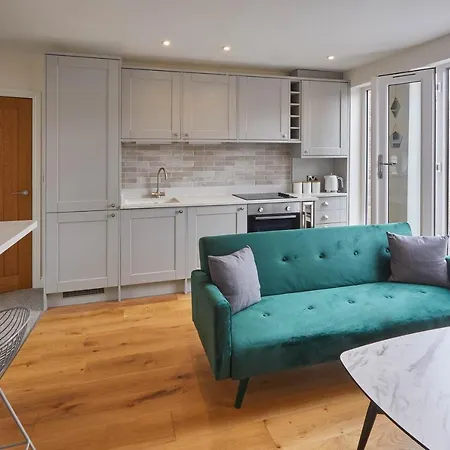 Host & - The Birds Nest